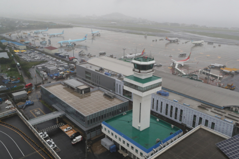 관제탑에서 바라본 제주국제공항 (제주=연합뉴스) 박지호 기자 = 6일 오후 제주국제공항 주관제탑에서 바라본 공항 모습. 2018.7.6 jihopark@yna.co.kr/2018-07-06 17:28:13/ 2018.07.08 부산일보DB