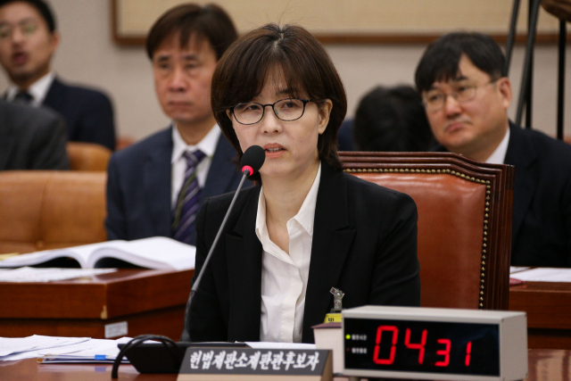 이미선 헌법재판관 후보자가 10일 오전 서울 여의도 국회 법제사법위원회 전체회의실에서 열린 인사청문회에서 의원들의 질의에 답하고 있다. 김종호 기자 kimjh@