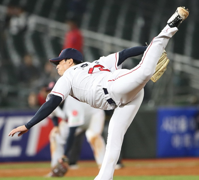 롯데고효준이 지난 5일 한화전에서 역투하는 모습. 롯데 제공