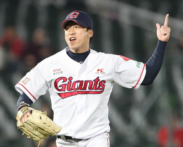 롯데 고효준이 지난 5일 한화전에서 무실점으로 이닝을 마무리한 뒤 포효하고 있다. 롯데 제공