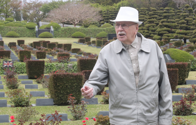 10일 오전 영국군 참전용사 제임스 그룬디 씨가 부산 남구 유엔기념공원을 둘러보고 있다. 이재찬 기자 chan@