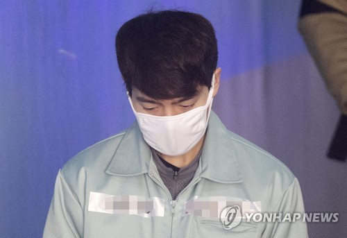 음주운전 처벌 수위를 강화한 '윤창호법'을 적용받아 기소된 뮤지컬 배우 손승원씨가 11일 오전 서초구 서울중앙지법에서 열린 1심 선고공판에 출석하기 위해 호송차에 내려 법정으로 향하고 있다. 연합뉴스