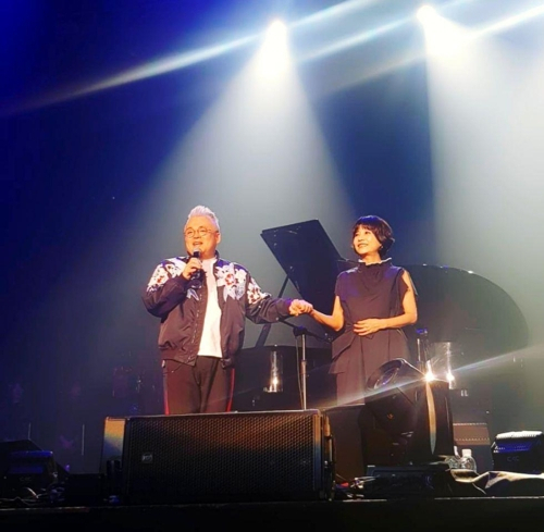 SBS TV '불타는 청춘' 콘서트 함께 꾸민 가수 김혜림(오른쪽)과 작곡가 김형석 [김혜림 측 제공] . 연합뉴스