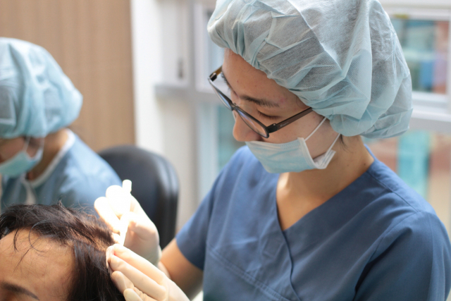 장정현 원장이 환자의 두피 상태를 살펴보고 있다. 센텀모빅스피부과의원 제공