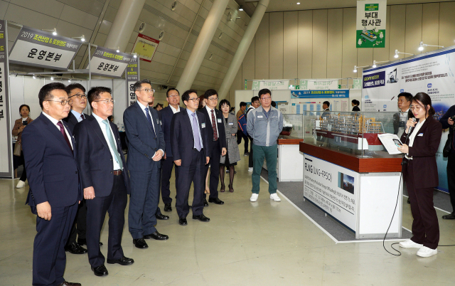 ‘2019 조선산업·로봇랜드 채용박람회’가 17일 창원컨벤션센터에서 열렸다. 창원시 제공