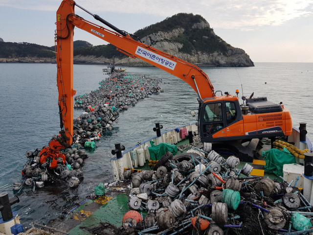 한국어촌어항공단이 어항관리선을 긴급투입해 제주 추자도로 유입한 해양쓰레기를 수거했다. 어촌어항공단 제공