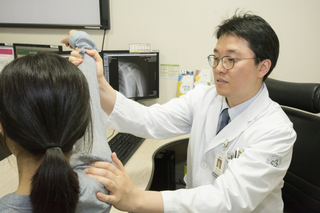 어깨팔꿈치관절센터 방진영 교수의 진료장면. 해운대백병원 제공