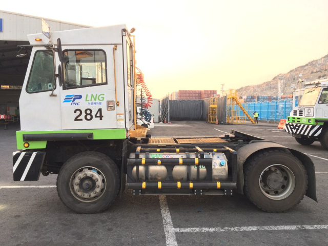 연료를 경유에서 LNG로 전환한 야드 트랙터. 시범사업부터 올해까지 5년간 343대가 교체돼도 부산항 전체 704대의 절반 수준이다. 부산일보DB