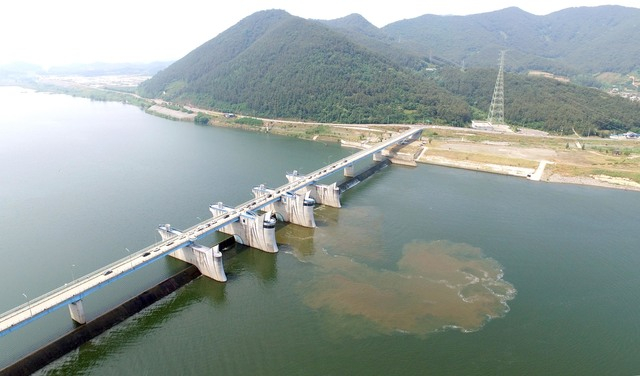 사진은 경남 창녕함안보 전경. 부산일보DB