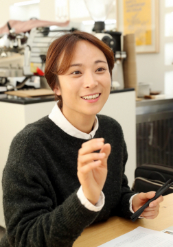 인터뷰에 응하고 있는 전주연 씨.