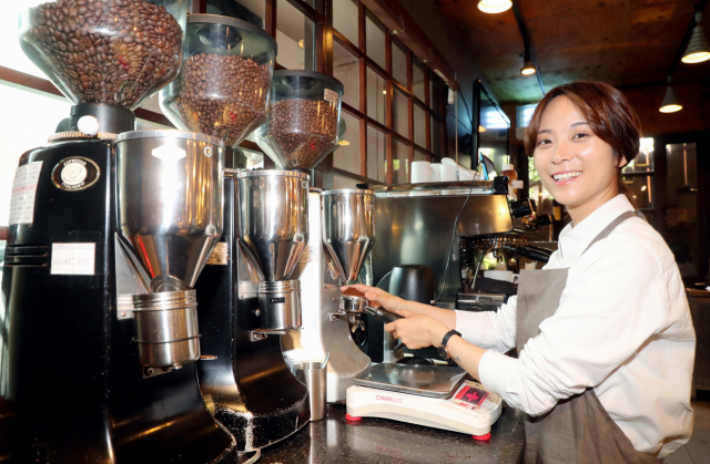 2019 월드 바리스타 챔피언십에서 우승한 모모스커피의 전주연 바리스타는 10년의 각고 끝에 세계 정상에 섰다. 그녀는 “훌륭한 바리스타 조건은 기술보다 친근함”이라고 말했다. 강원태 선임기자 kang@