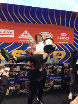 지난해 우승자이자 최초 여성 우승자였던 폴란드의 아니에스카 로에브가 전 씨를 안고 우승의 기쁨을 함께 나누고 있다.