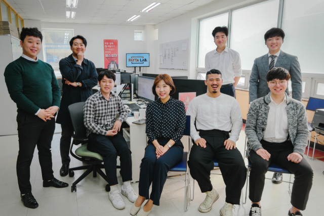 스마트 주문 시스템인 ‘패스오더’를 개발한 페이타랩 직원들이 지난달 22일 부산 해운대구 우동 센탑 사무실에서 포즈를 취하고 있다. 뒷줄 흰 셔츠 차림의 사람이 곽수용 대표(28). 페이타랩 제공