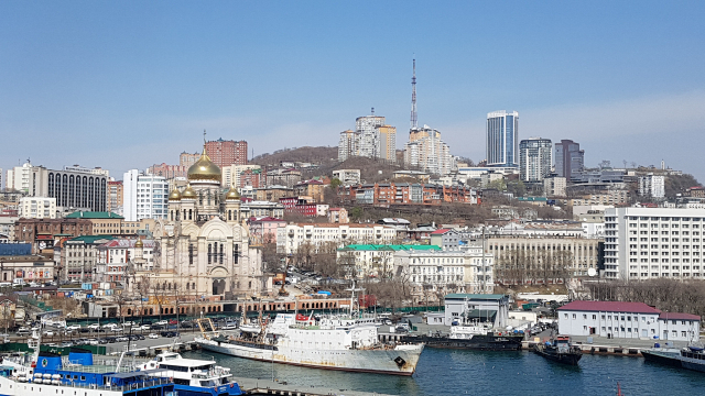 크루즈선에서 바라본 러시아 블라디보스토크항 모습. 박물관으로 이용 중인 2차 세계대전 당시 군함들과 새로 건설 중인 중앙 대성당이 보인다. 대성당 왼쪽은 고려인의 강제이주 애환이 깃든 혁명광장이다.