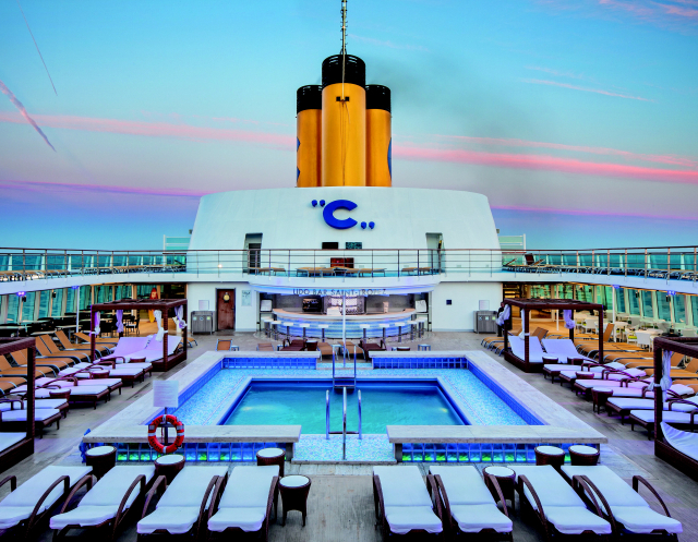 코스타 네오 로만티카호의 수영장. 사진=일부 팬스타 제공