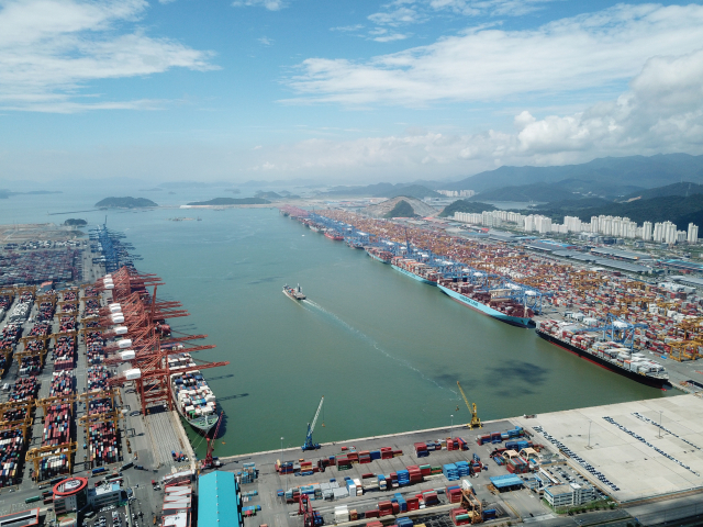 부산항은 부두 간 환적(ITT) 운송 효율화가 시급했다. 부산항만공사가 블록체인 시스템 도입을 확산시키기로 해 업계의 기대를 모으고 있다. 5개 터미널로 나눠진 부산항 신항 모습. 부산일보DB