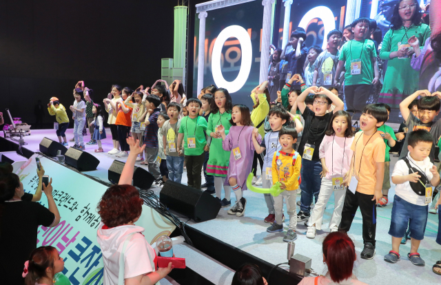 5일 부산 벡스코에서 열린 제46회 부산어린이날 큰잔치 행사에서 남해지방해양경찰청 주최 도전골든벨에 참가한 어린이들이 OX퀴즈에 도전하고 있다. 강선배 기자 ksun@