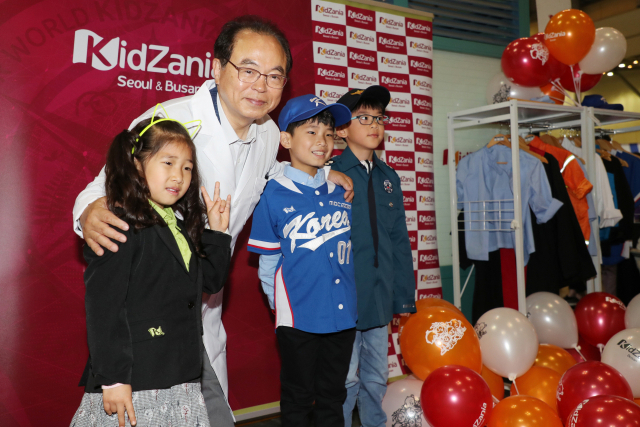 5일 부산어린이날 큰잔치 체험 행사장 키자니아 부스를 찾은 오거돈 부산시장이 의사 가운을 입고 어린이들과 기념촬영을 하고 있다. 강선배 기자