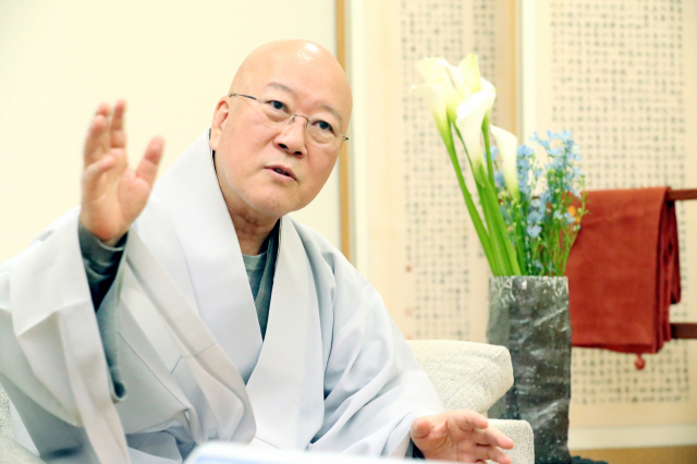 개원 30주년을 맞는 부산 안국선원의 이사장 수불 스님은 “현대인에게 마음을 깨닫게 해 주는 가장 적합한 방법이 간화선 수행”이라고 말했다. 강원태 선임기자 wkang@