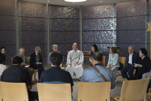 프랑스 파리 기메박물관에서 간화선 강연을 하고 있는 수불 스님.