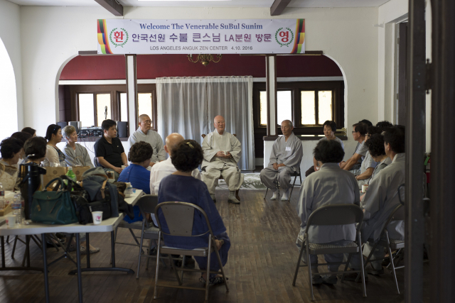 안국선원 미국 LA분원을 방문 중인 수불 스님.