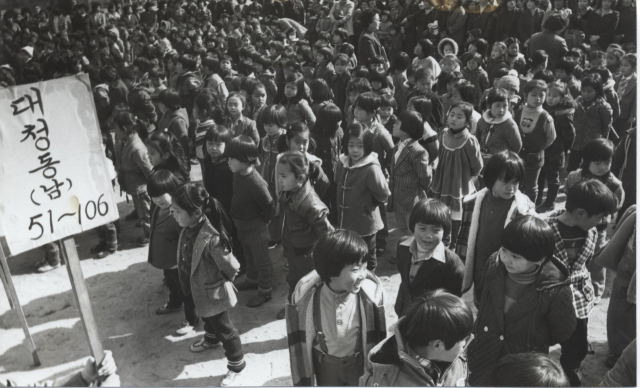 인구가 절정에 달했던 1980년대 부산의 한 국민학교 입학식 장면. 오전·오후반으로 나누는 것도 모자라 3부제 수업을 하는 학교가 등장할 정도로 입학생을 감당하지 못했다. 부산일보 DB