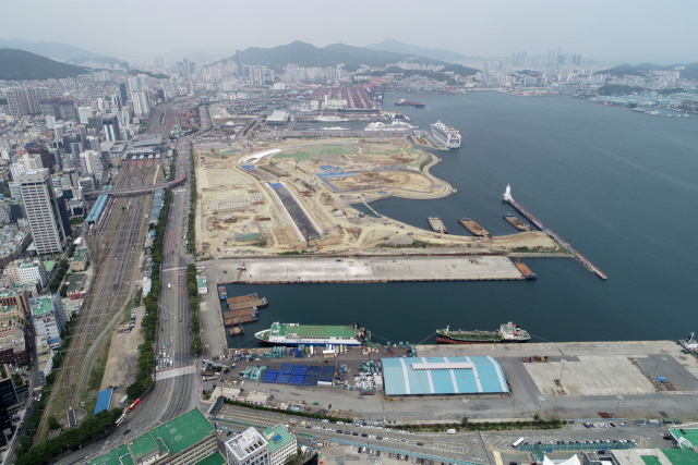 북항재개발 1단계 사업 부지. 2008년 시작돼 공정률이 현재 45%에 불과하지만 북항통합개발추진단이 3년 내 준공을 위해 막판 피치를 올리고 있다. 김경현 기자 view@