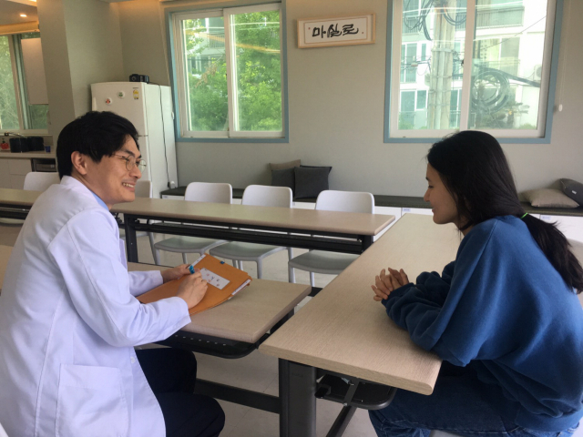 최배정 진료과장이 환자와 치료 프로그램을 논의하고 있다. 가나병원 제공