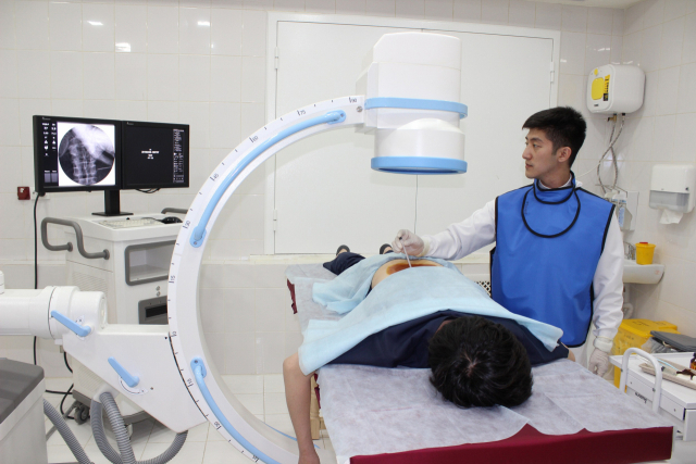 지난달 29일 개원한 사할린힘찬병원에서 러시아 환자가 현지 의료진으로부터 척추 비수술 주사치료를 받고 있는 모습. 힘찬병원 제공