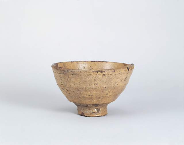 대이도다완(大井戶茶碗). 명(銘) 쓰시마(對馬). 높이 8.6㎝, 둘레 14.3㎝. 일본 오사카 유키미술관 소장. 신한균 제공
