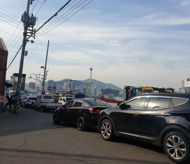 13일 오후 부산 영도구 대평동 깡깡이 마을로 진입하는 도로변에 불법주정차 된 차량들.