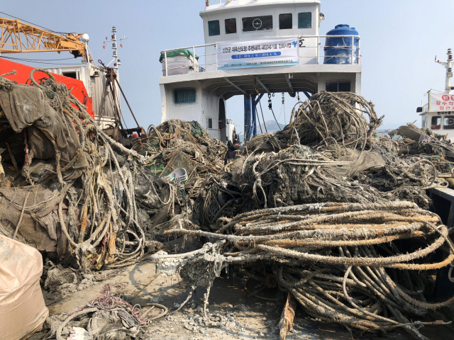 대흑산도 해양폐기물 정화사업 현장. 해양환경공단 제공