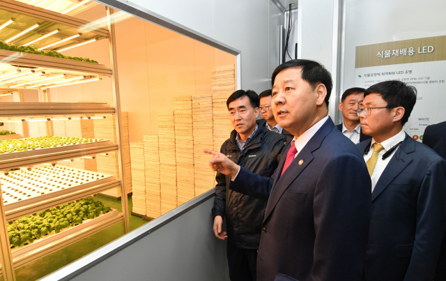 구윤철 기획재정부 차관이 17일 일터혁신 컨설팅 지원 사업 현장방문으로 경기도 평택시 소재 팜에이트를 방문, 관계자로부터 수직형농장을 설명받고 있다. 기재부 제공
