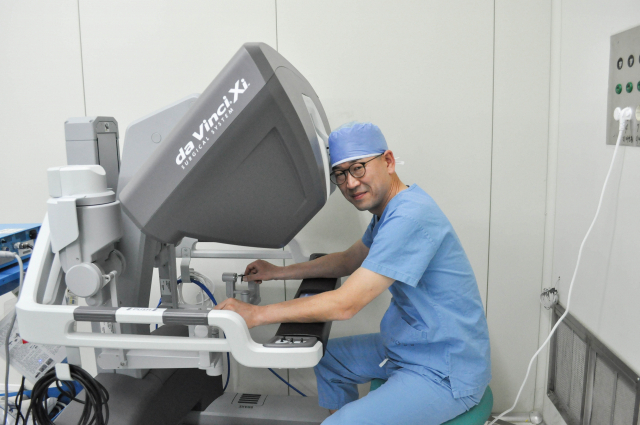 조정장치 콘솔에서 수술을 집도하는 동아대병원 비뇨기과 김태효 교수. 동아대병원 제공