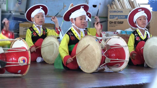 영화 속 조선인학교의 수업 장면과 학생들이 장고를 배우는 모습.