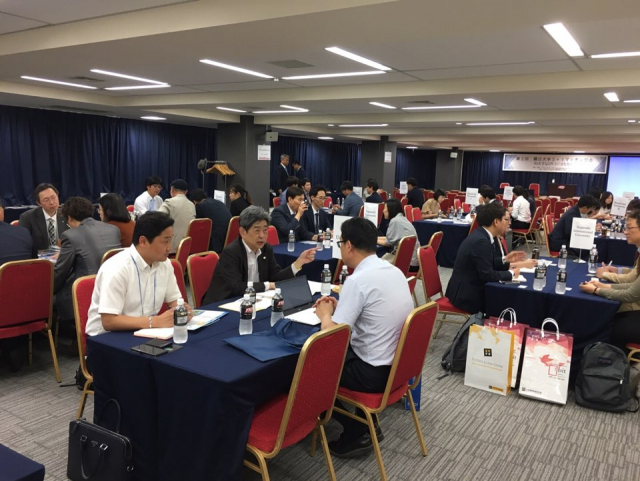 지난 16일 일본 후쿠오카에서 열린 제2회 ‘한일 대학 3+1’ 대학 간 매칭 행사에서 양국 23개 학교 관계자들이 1:1 상담을 하고 있다. 주 후쿠오카 대한민국 총영사관 제공