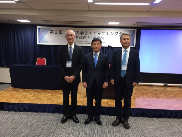 제2회 ‘한일 대학 3+1’ 대학 간 매칭 행사에 참석한 손종식 총영사(가운데)와 대구대 김상호 총장(오른쪽). 주 후쿠오카 대한민국 총영사관 제공