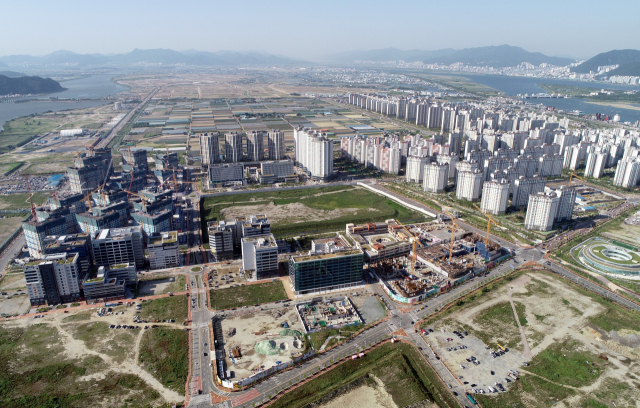 명지국제신도시에 공사중이거나 이미 지어진 건물 738곳 중 1곳을 제외한 737곳의 건물이 지반침하 여부 등을 사전에 확인할 수 있는 지하안전영향평가를 거치지 않은 것으로 본보 전수조사 결과 확인됐다. 사진은 2023년 2단계 조성이 완료될 명지국제신도시. 정종회 기자 jjh@