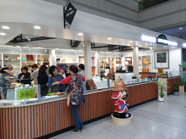 30일 오후 진주시청 1층 로비에 문을 연 진주 특산물 전시·판매장인 진주비쥬몰. 이선규 기자