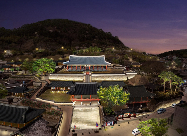 화려한 조명으로 꾸며질 경남 통영시 삼도수군통제영지. 통영시 제공