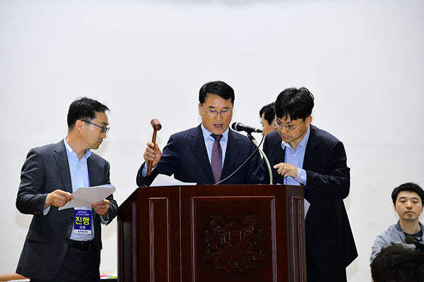 현대중공업이 31일 울산 남구 울산대학교 체육관에서 긴급 임시 주주총회를 열고 물적분할건을 10~15분만에 통과시켰다. 회사가 변경된 주총 장소와 시간을 주주들에게 제대로 알리지 않고 '날치기 주총'을 강행했다는 비판이 거세다. 노조는 