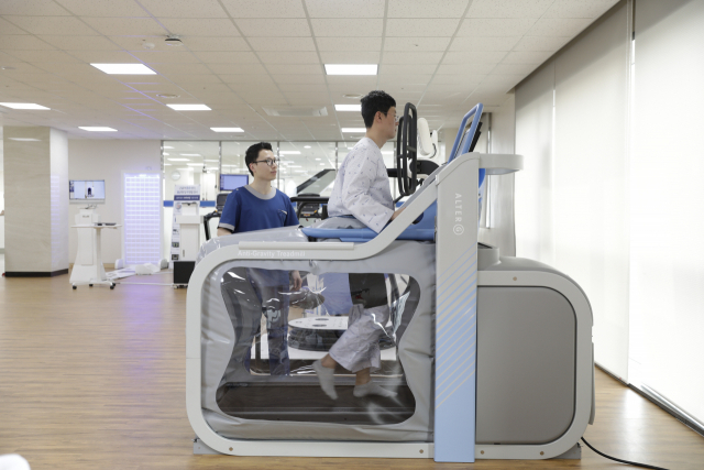 운동할 때 관절 부하를 줄여주고 중력 하중을 감속시켜 주는 중력조절 보행 재활치료 시스템. 센트럴병원 제공