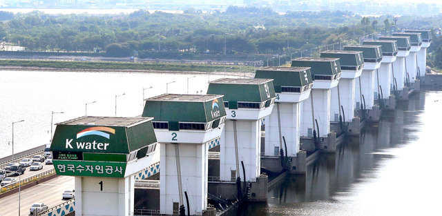 낙동강 하굿둑 모습.부산일보DB