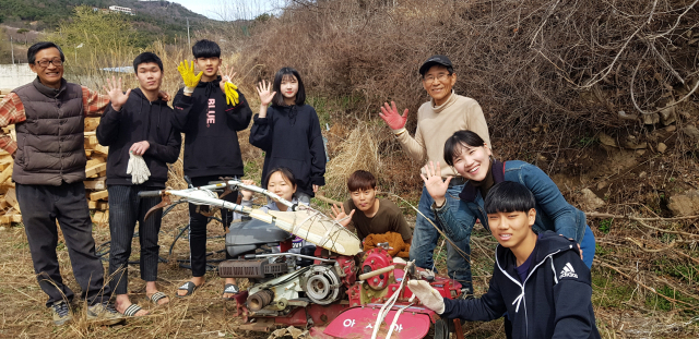 트랙터 운전 학습을 하고 있는 민들레 학교 학생들.