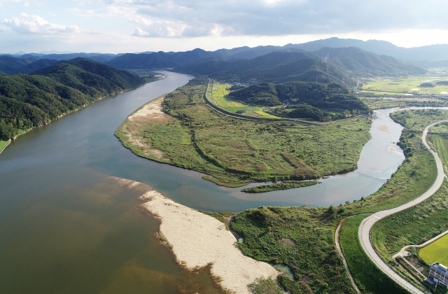 부산시는 5일 25년 동안 고수해 온 남강댐물 공급 정책을 전면 폐기하고 다른 취수원을 찾겠다고 밝혔다. 사진은 대안 취수원을 떠오르고 있는 합천군 황강과 낙동강 합류지점. 부산일보DB
