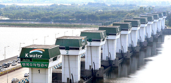 낙동강 하굿둑 모습.부산일보DB