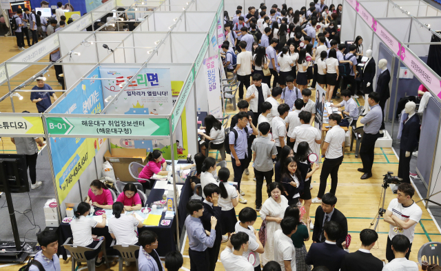 부산이 급격한 청년 인구 감소 때문에 ‘인구 소멸 도시’로 접어들지도 모른다는 우려가 커지고 있다. 사진은 해운대구 부산기계공고 강당에서 최근 열린 취업박람회에 참여한 청년층이 취업상담 등을 위해 줄을 서 있는 모습. 이재찬 기자 chan@