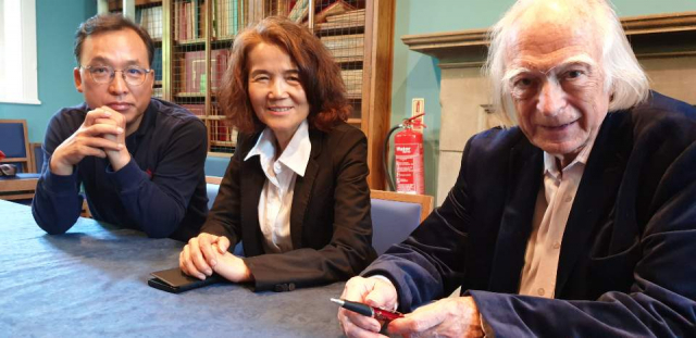 기자, 김 대표, 세계적 석학인 데니스 노블 교수가 자리를 함께했다. 김성희 제공
