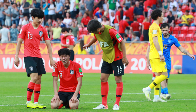 15일 오후(현지시간) 폴란드 우치 경기장에서 열린 2019 국제축구연맹(FIFA) 20세 이하(U-20) 월드컵 결승 한국과 우크라이나의 경기에서 1-3으로 패하며 준우승을 차지한 뒤 한국 이재익이 그라운드에 앉아 눈물을 흘리고 있다. 연합뉴스