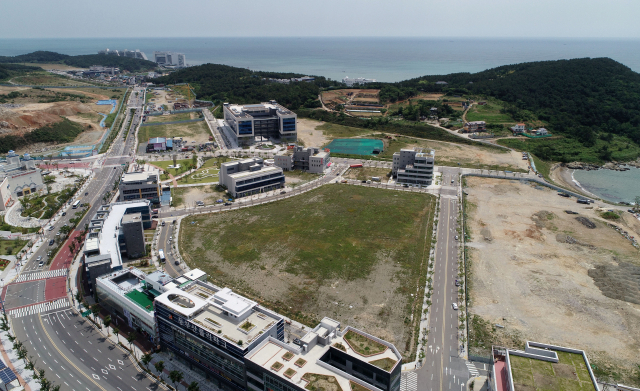 동남권 명품 관광단지로 개발되는 오시리아관광단지 내에서 온천이 잇따라 발견되면서 관광단지 전체를 체류형 온천휴양단지로 개발해야 한다는 목소리가 나오고 있다. 사진은 온천이 발견된 오시리아관광단지 내 타워레지던스 부지. 김경현 기자 view@